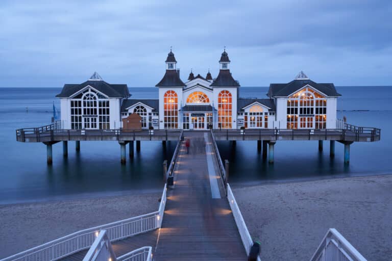 Seebrücke bei Nacht